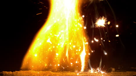 chispas de fuego en fondo negro