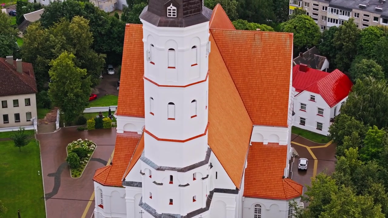 Drone in ascesa, cattedrale dei Santi Pietro e Paolo verso i blocchi di appartamenti sovietici.