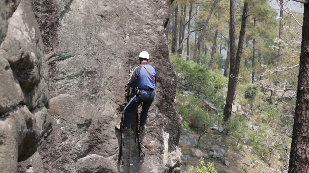 montañista del himalaya, escalando la montaña y se puede ver un hermoso fondo natural, alto himalaya, uttarakhand, india