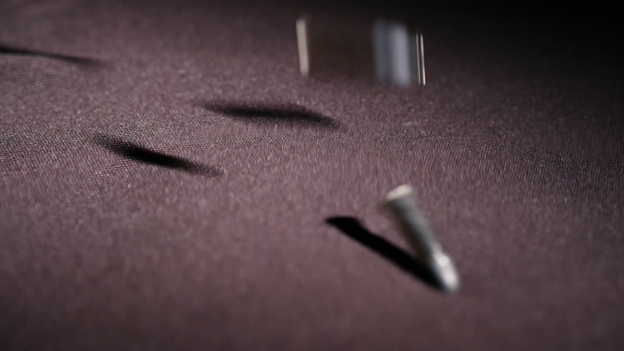 clientes a la pistola caen sobre una superficie blanda 02