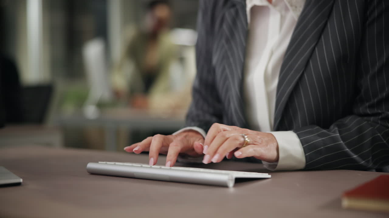 사무실 에서 키보드 에 타이핑 하는 사업가