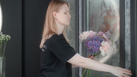 mujer florista arreglando un ramo