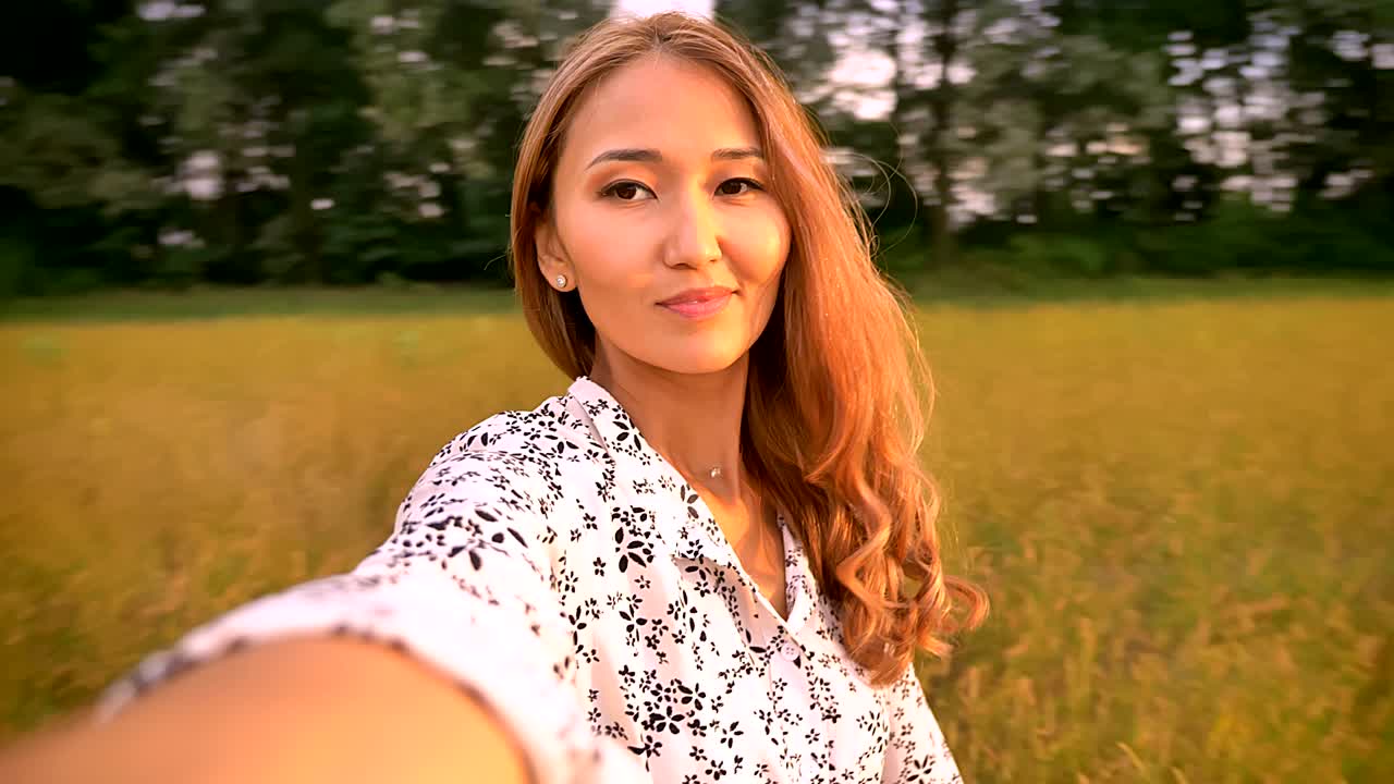 hermosas mujeres asiáticas girando alegremente en el campo de trigo en verano