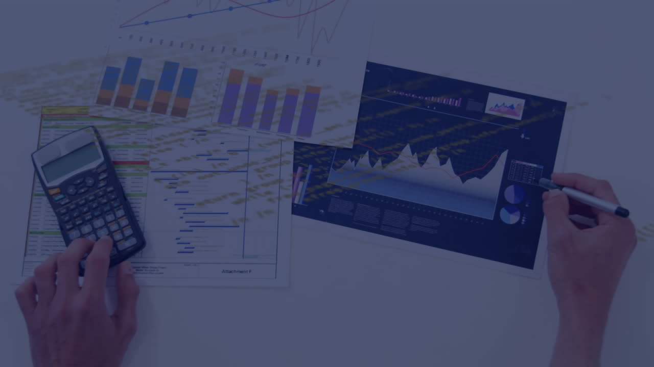 animazione dell'elaborazione dei dati sulle mani di una donna caucasica con tablet e calcolatrice