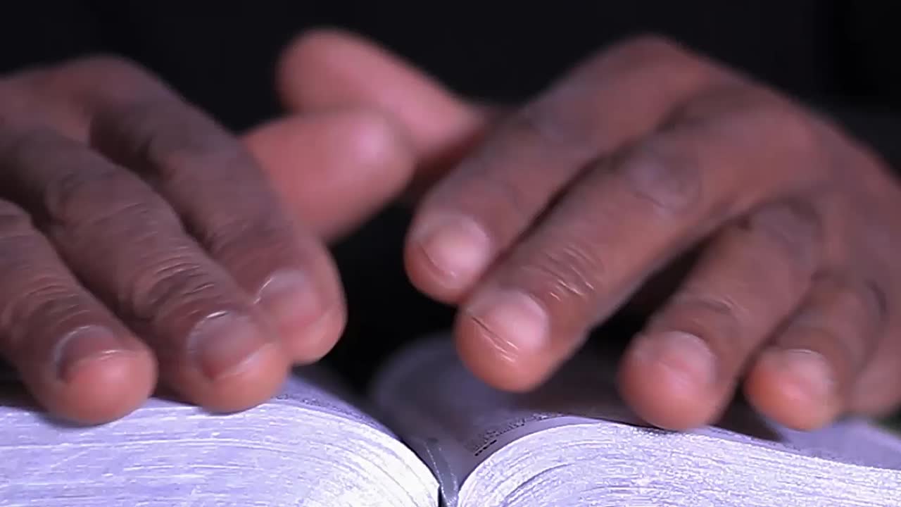 Vidéo de stock de personnes priant Dieu, les mains sur la bible