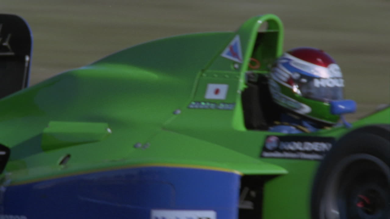 формульный автомобиль едет по гоночной трассе