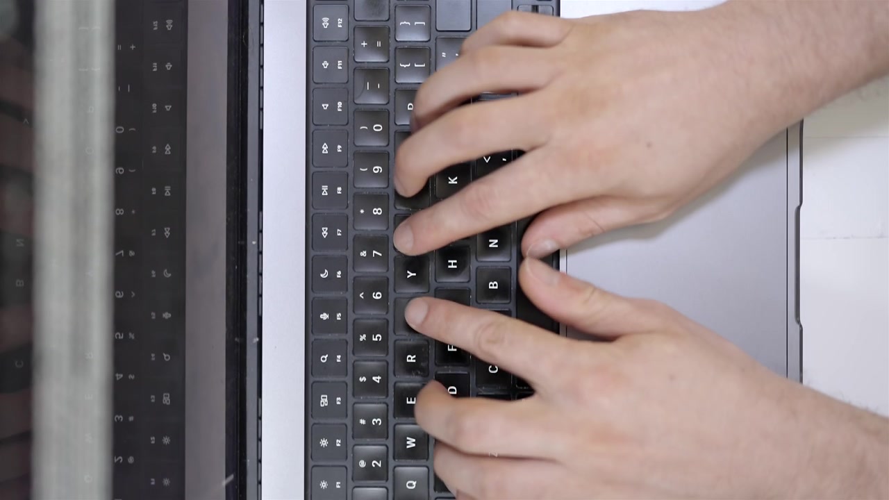 Rekaman dari Atas: Tangan Mengetik di Keyboard Komputer, Ruang Kerja, dan Kopi