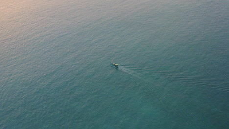 Un-Pequeño-Barco-Turístico-Local-Rodeado-Por-Las-Vastas-Aguas-Tropicales-De-La-Costa-De-Bali,-Antena