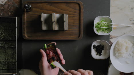 Toma-De-Arriba-Hacia-Abajo-De-Un-Chef-Preparando-Un-Rollo-De-Sushi.