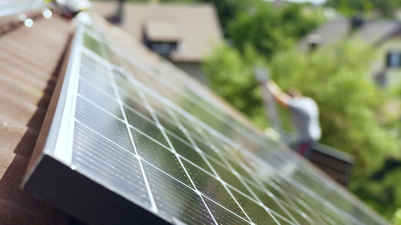 técnico pv profesional sube la escalera que lleva el panel solar para instalar