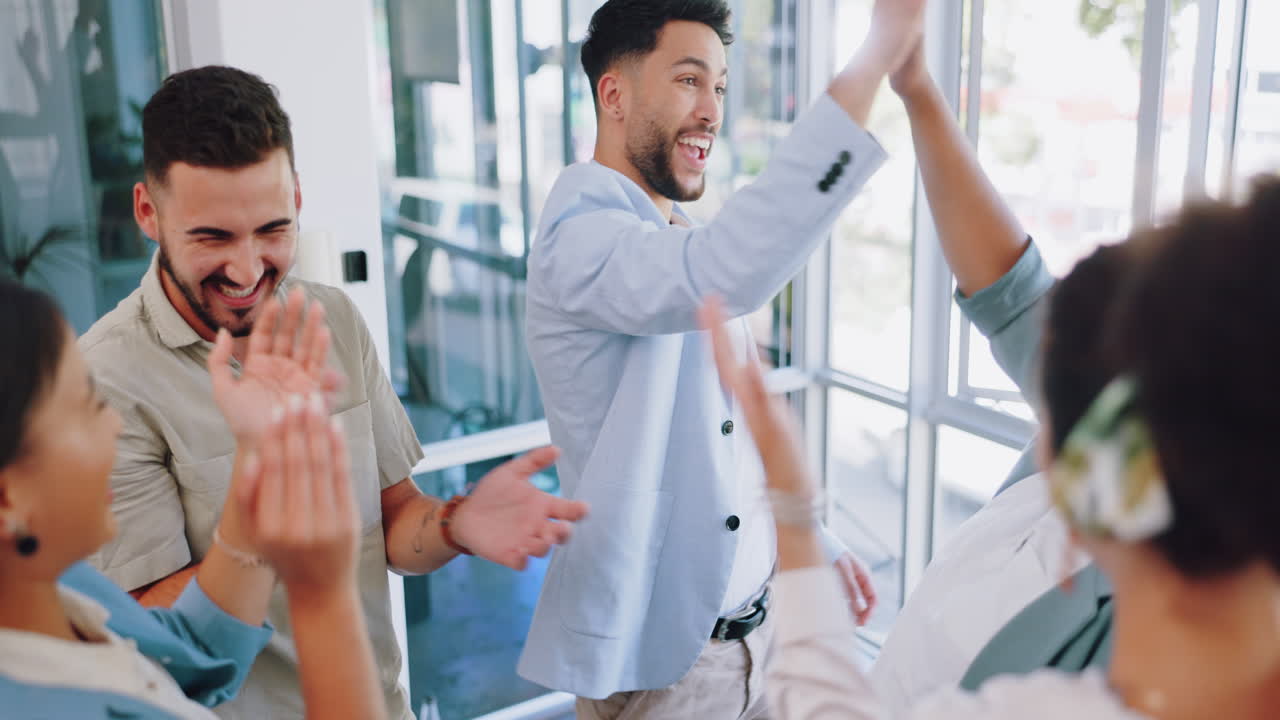 팀워크, 박수를 치고 손으로 다섯을  ⁇ 습니다.