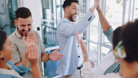 trabajo en equipo, aplausos y cinco con las manos