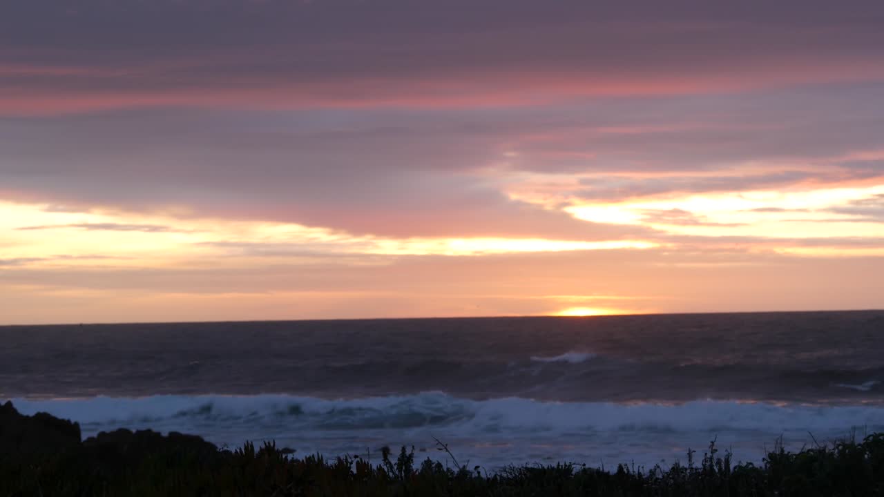 la costa rocosa del océano las olas del mar, la playa de monterey california, los pájaros volando, el cielo al atardecer