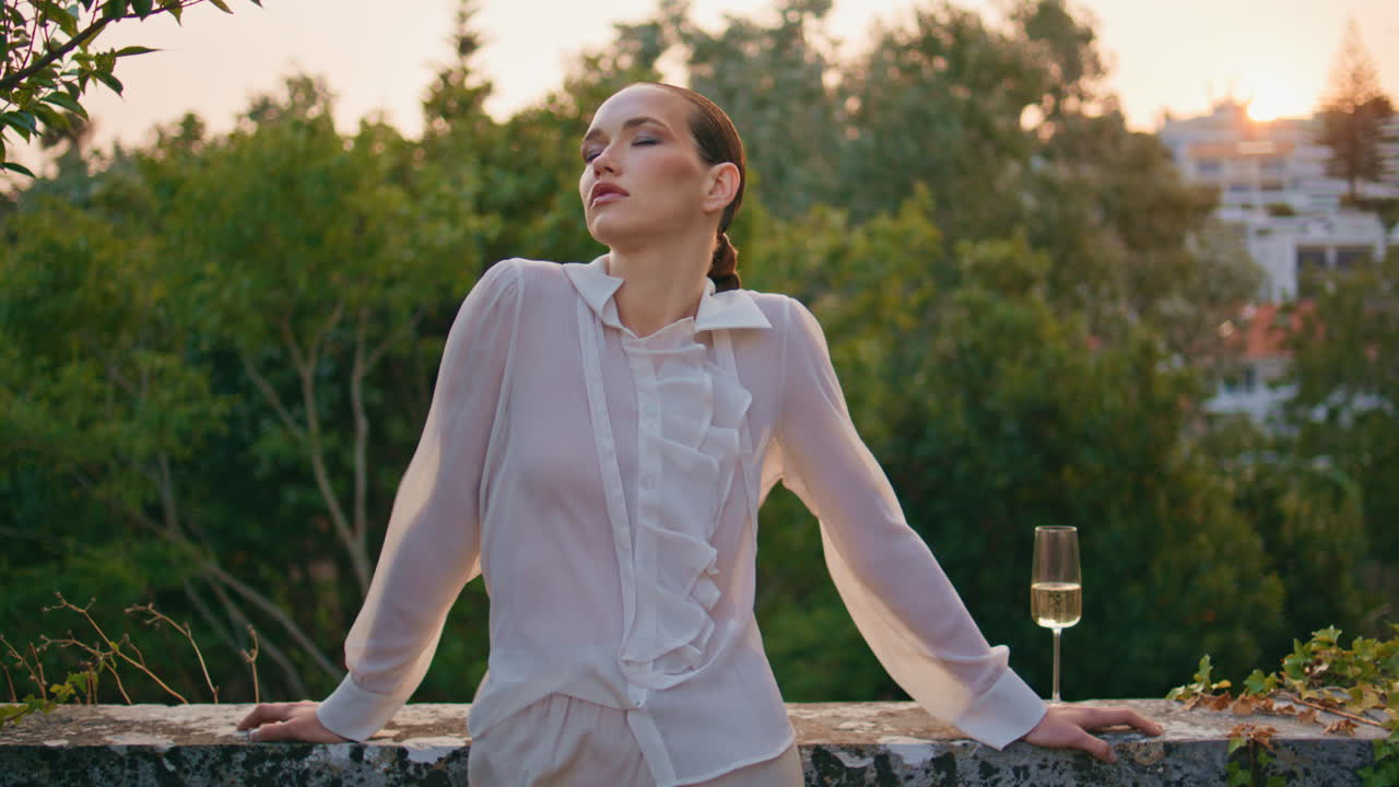 자연에서 여름 저녁에 불어오는 바람을 즐기는 감각적인 소녀. 유혹적인 여성