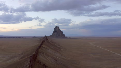 épica-Aérea-De-Shiprock-New-Mexico-A-Lo-Largo-De-La-Cresta-Del-Volcán-En-4k