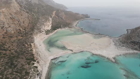 vista aérea por drones de la playa de balos, cubierta de fina arena blanca y ubicada entre los dos arroyos del cabo tigani