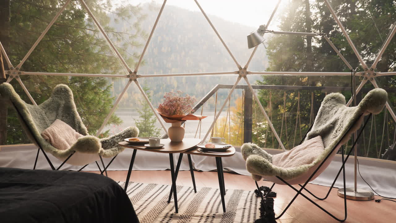 유리 테라스에서 볼 수 있는 커피 테이블, 핑 의 파노라마 유리 테러스에서 커피 휴식을 취할 수 있는 현대적인 공간, 환상적인 전망을 즐길 수 있습니다.