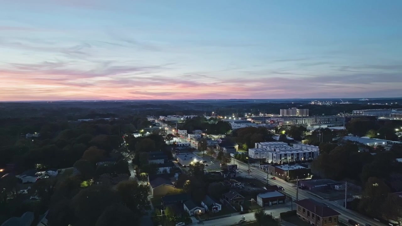 Panorama del centro di West Point durante il tramonto in Georgia, Atlanta, USA. Ripresa aerea con drone.