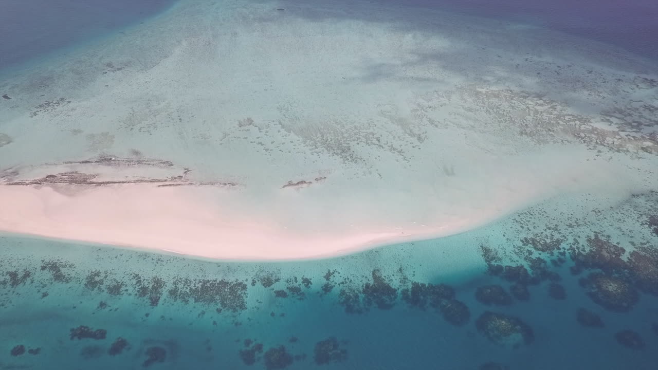 산호초가 점재하는 작은 모래섬의 회전 공해 공중