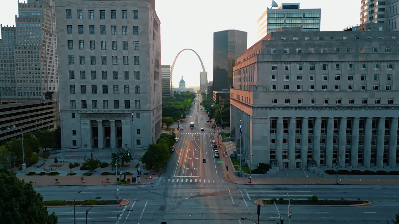 Flying over the wide multi-lane street in Saint-Louis, Missouri, USA. Drone footage approaching the building of Mel Carnahan Courthouse