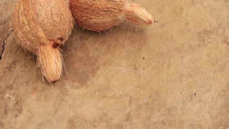 coco entero yacía sobre un fondo de madera oscura