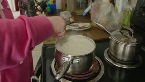 primer plano de la cadena de mamá agua hirviendo