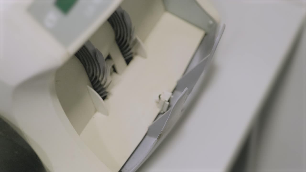 la máquina calculadora cuenta los billetes suizos