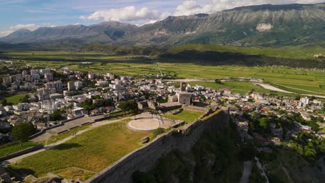 Luftaufnahme-Von-Gjirokastra,-Einer-Stadt-In-Südalbanien,-Die-Für-Ihre-Unverwechselbare-Und-Traditionelle-Architektur-Bekannt-Ist