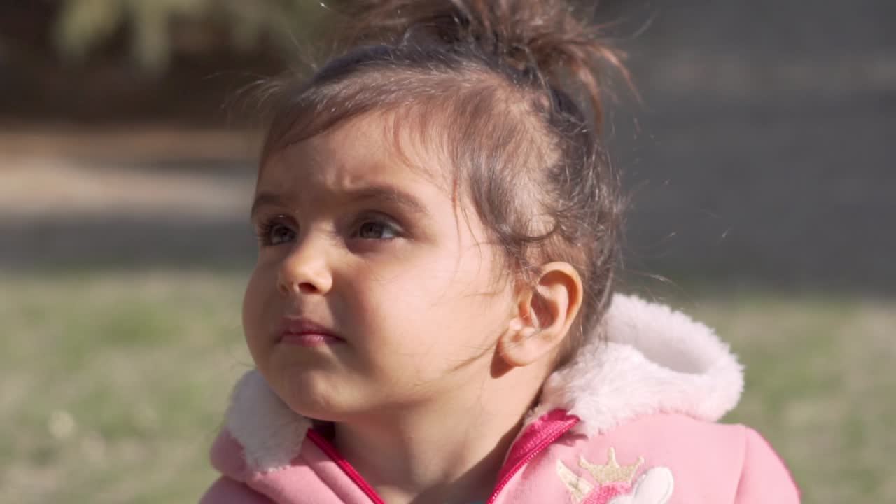 linda niña curiosamente mirando y escuchando atentamente a alguien