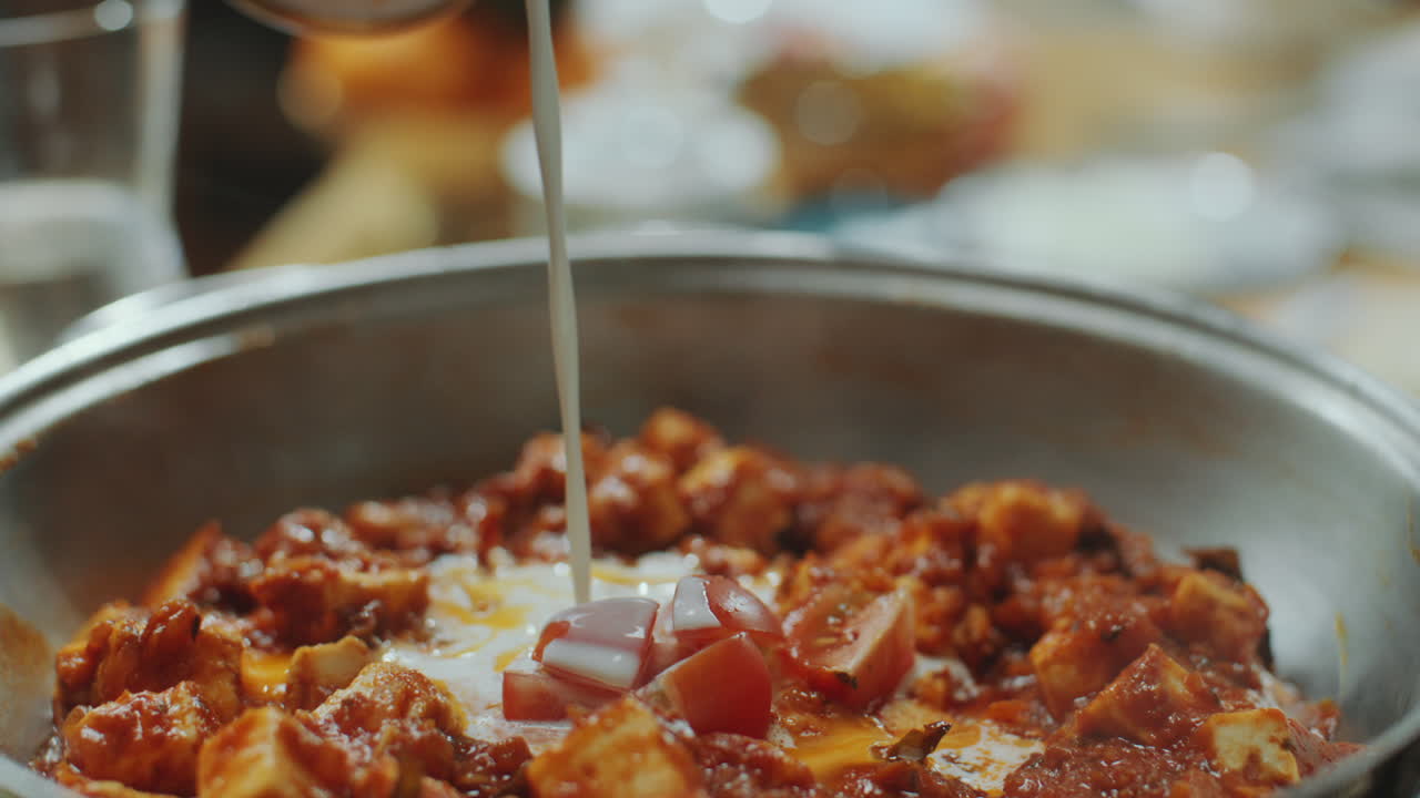 verter crema en el pantó al vapor cocinar paner mantequilla masala