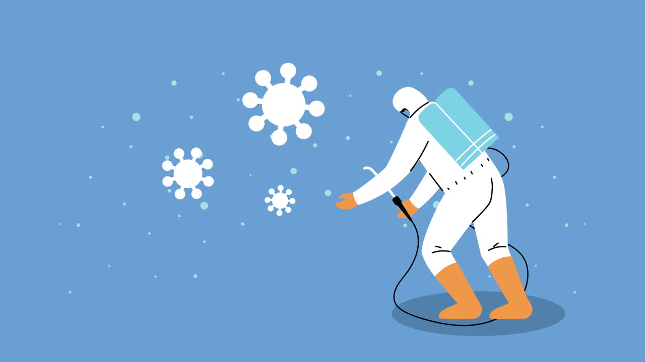 trabajador con traje de bioseguridad y rociador de desinfectante para covid-19