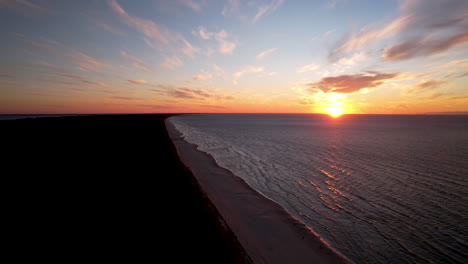 puesta de sol colorida dramática aérea sobre el horizonte del mar báltico