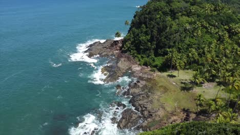 Acantilados-Tropicales-Junto-Al-Océano-En-El-Océano-Atlántico-De-Brasil