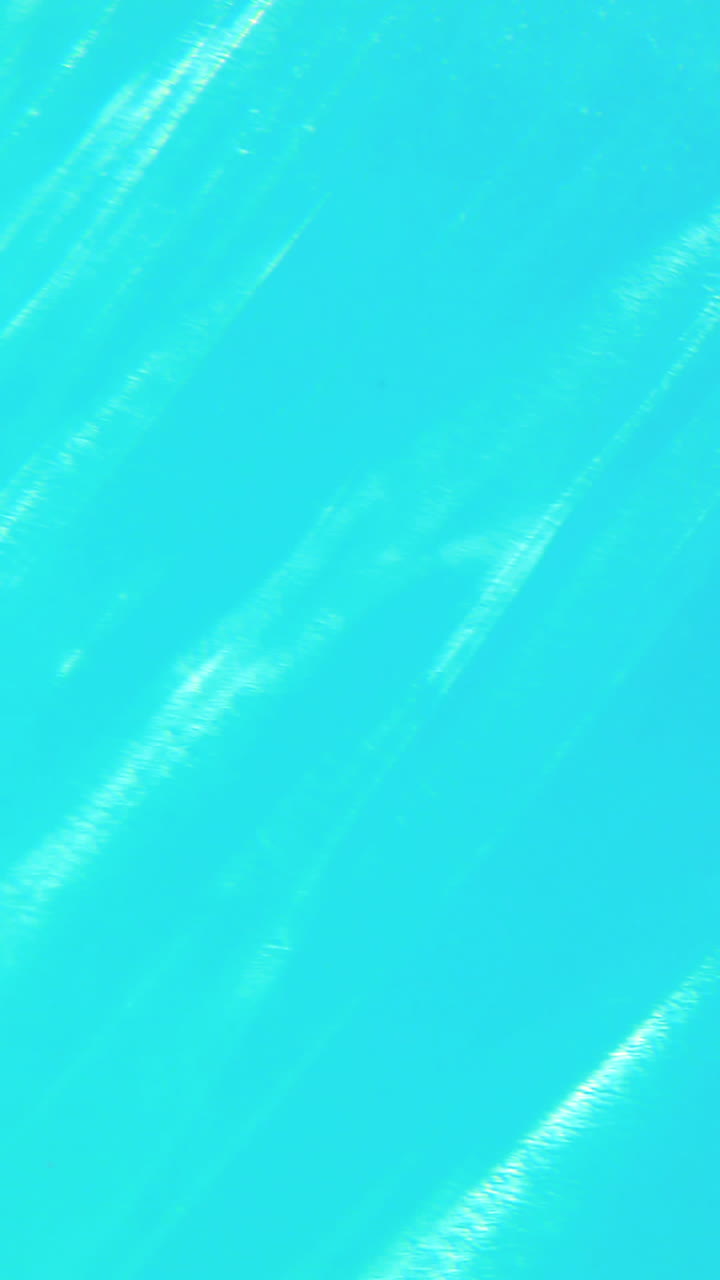 파란 비키니를 입은 섹시한 금발이 수영장에 뛰어들고 있습니다.