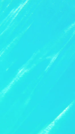 rubia sexy en bikini azul buceando en la piscina