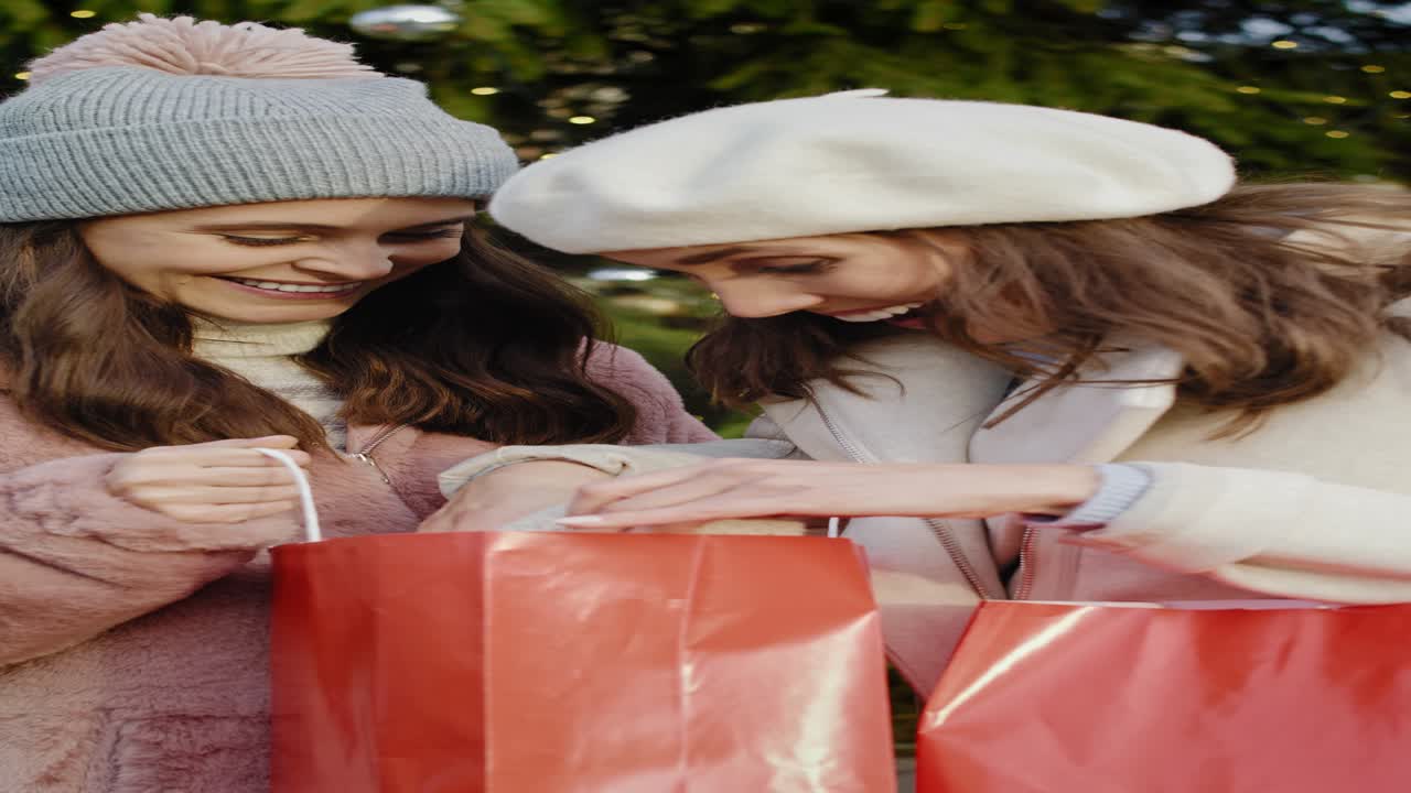 이미 구매한 것에 대해 자랑하는 여성들의 클로즈업 비디오