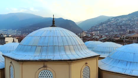 vista aérea de la gran mezquita histórica de bursa con un avión no tripulado