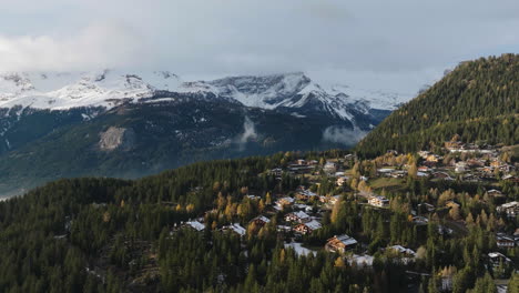 Toma-Aérea-En-Suiza-Sobre-La-Ciudad-De-Crans-Montana,-Valais