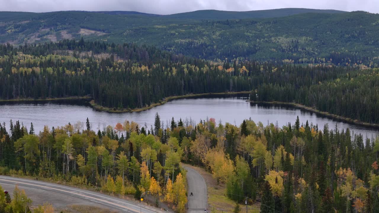 por encima del lago le jeune: vista aérea de otoño cerca de kamloops, rodeada de bosques, junto a la autopista coquihalla