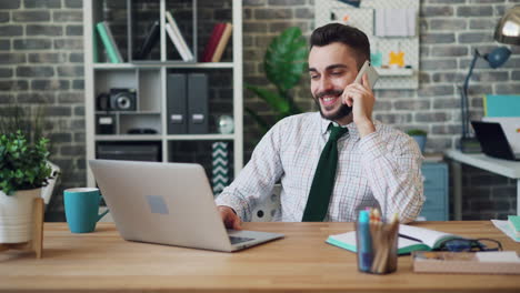 hombre de negocios trabajando en su escritorio
