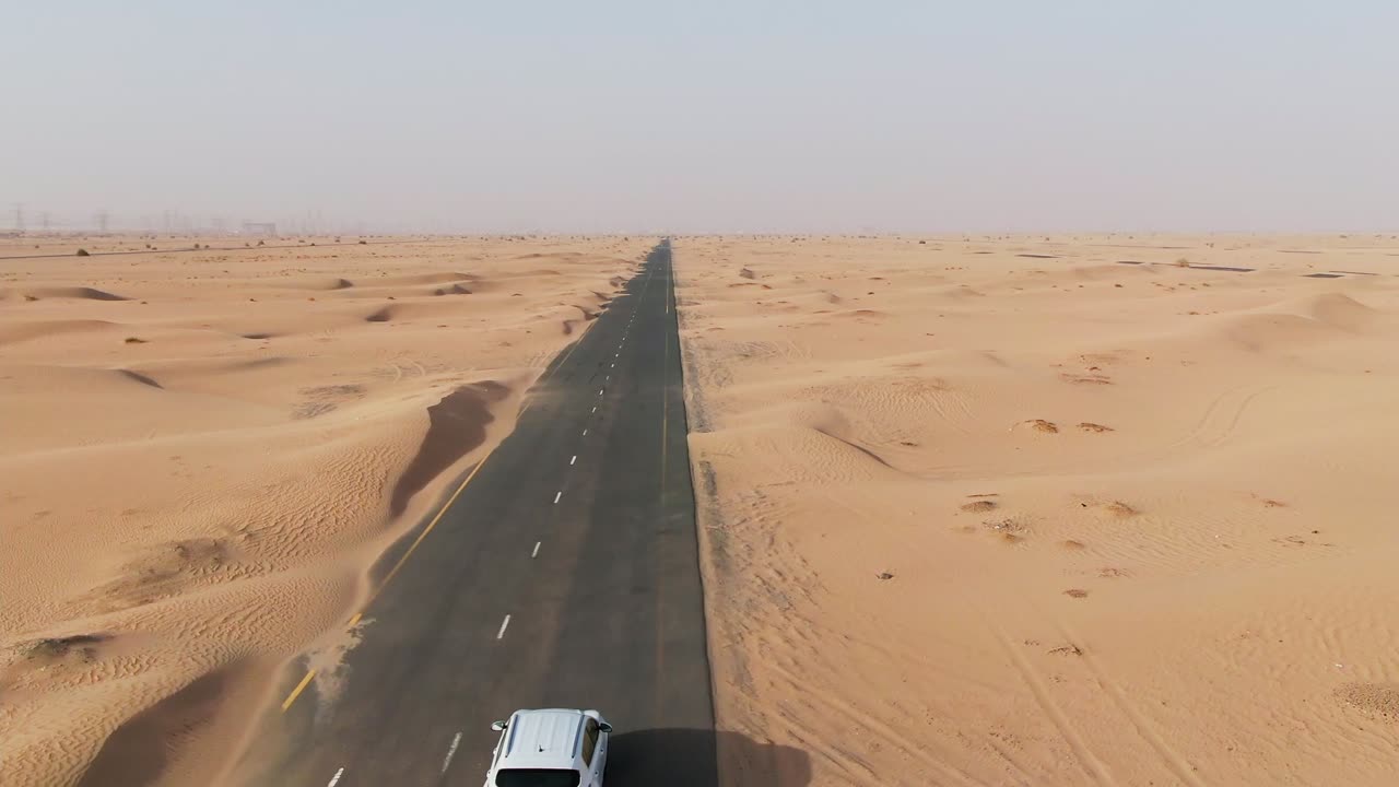 suv blanco conduciendo en un camino del desierto