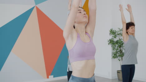 mujeres practicando yoga