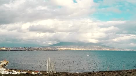 Un-Lapso-De-Tiempo-Del-Monte-Vesubio-Desde-La-Bahía-De-Nápoles