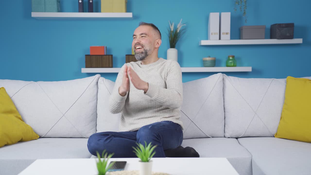 집에서 재미있는 춤추는 남자.