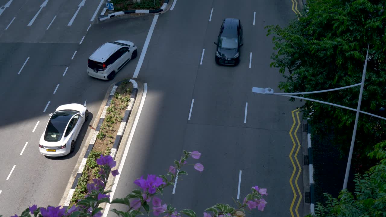 고속도로 교차로에서 회전하는 자동차의 느린 동작 풍경 싱가포르 시의 바쁜 도로