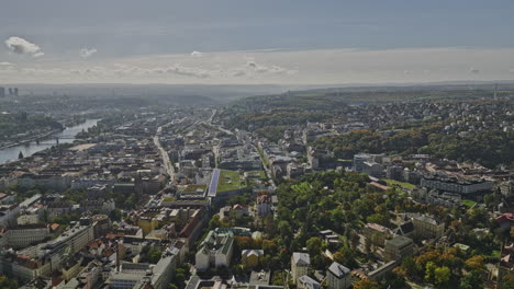 Prag,-Tschechien,-Luftaufnahme-Einer-V45-Drohne-über-Mala-Strana,-Aufnahme-Eines-Panoramablicks-Auf-Das-Viertel-Smichov-Mit-Einer-Mischung-Aus-Moderner-Und-Historischer-Architektur-–-Aufgenommen-Mit-Mavic-3-Cine-–-November-2022