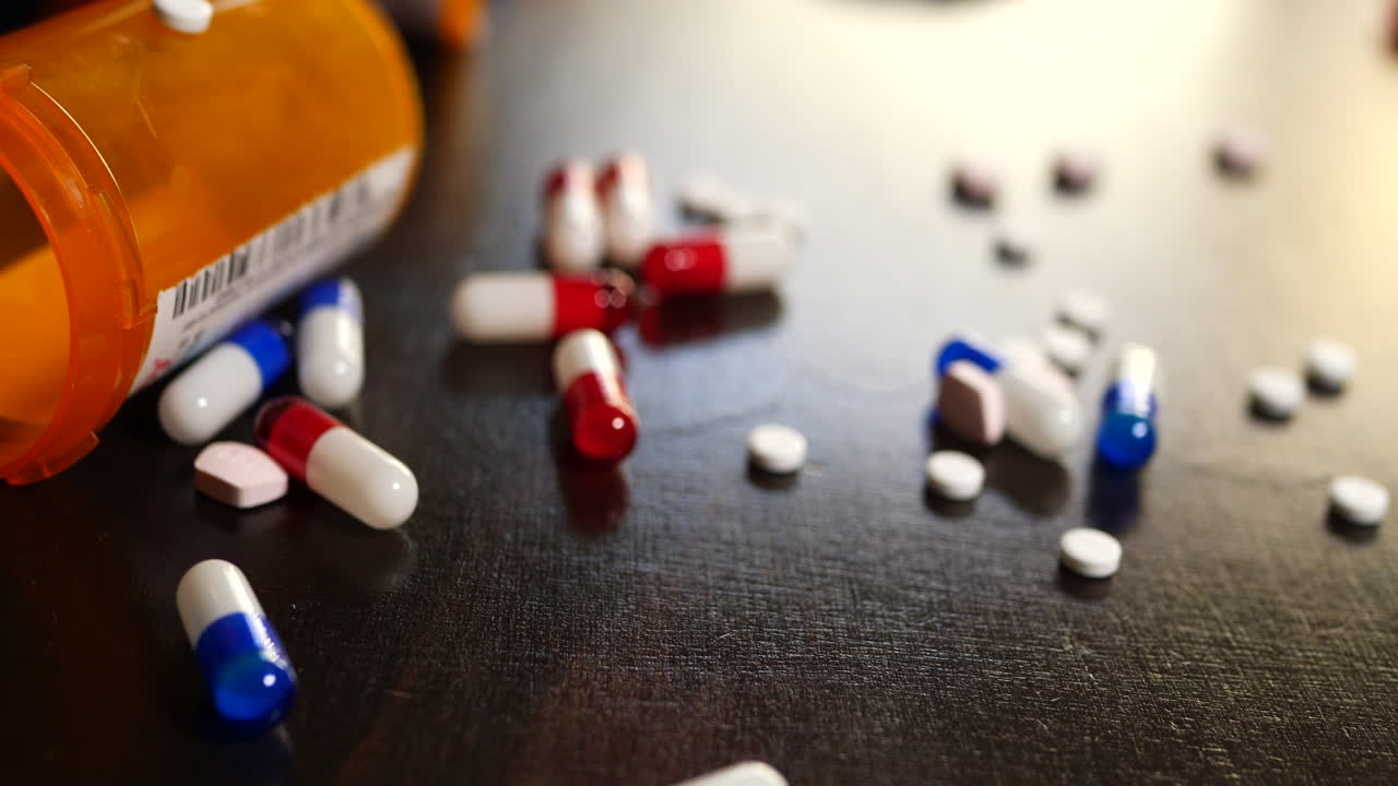 약물 중독자가 취하기 위해 광란의 검색에 처방 진통제, 마약 및 약을 쏟아 붓습니다.