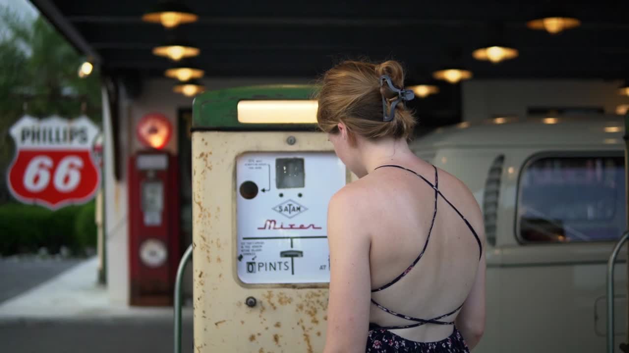 아름다운 유럽 여성 모델이 태국 방 ⁇ 의 유명한 야시장을 방문하고 있습니다.