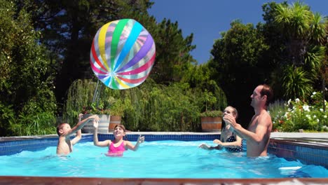 Familia-Feliz-Divirtiéndose-En-La-Piscina