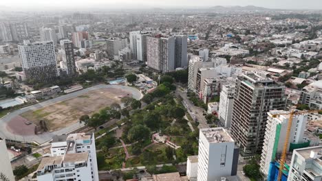 Luftdrohnenaufnahmen-Am-Morgen-Der-Skyline-Von-Lima,-Der-Hauptstadt-Von-Peru-In-Südamerika,-Miraflores-Chorrillos,-Barranco-Malecón-De-Miraflores,-Klippen